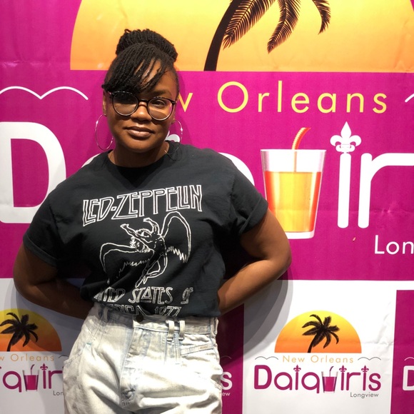 Meet your Posher, Tori - Picture 4 of 5